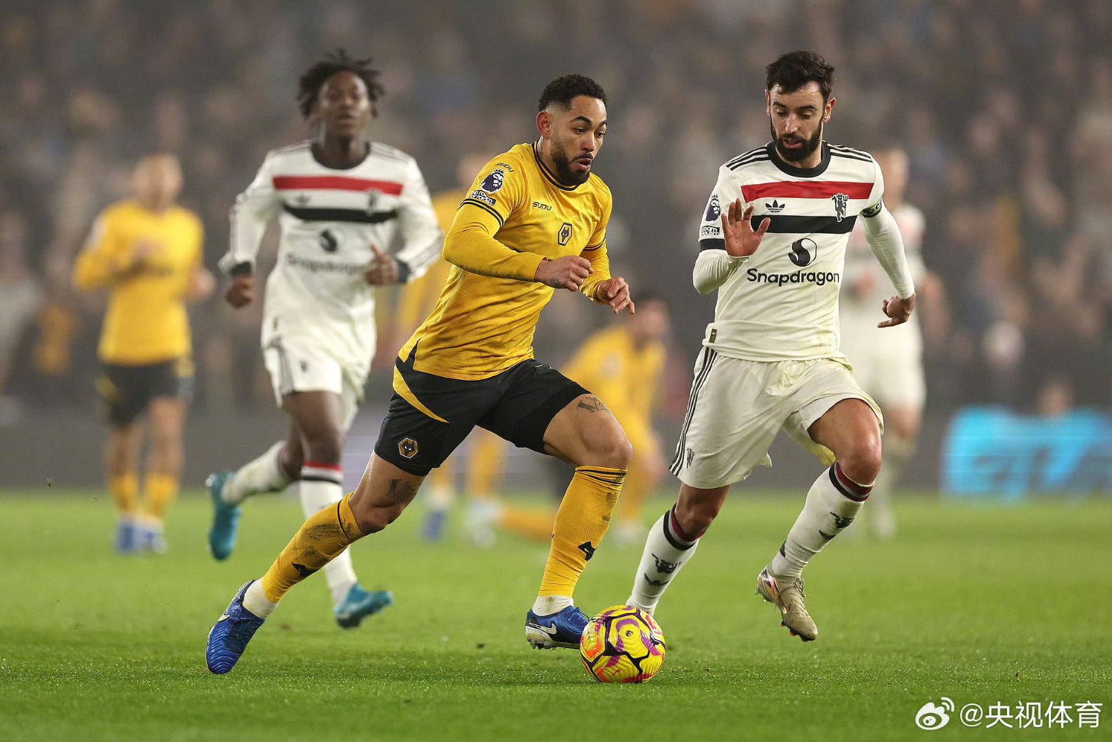 关于曼联训练开放日;冲刺阶段远射贴柱引欢呼;德国杯在即;更衣室氛围转暖的信息 关于曼联训练开放日;冲刺阶段远射贴柱引欢呼;德国杯在即;更衣室氛围转暖的信息